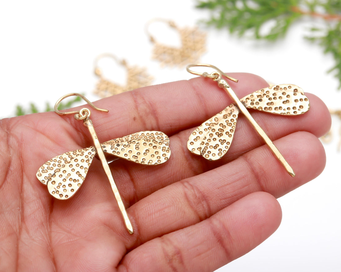 Elegant Gold Earrings Collection: Dragonfly, Teardrop, and Geometric Designs 🦀💧